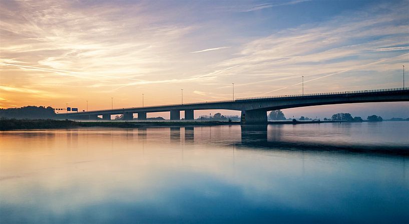 Verkeersbrug Zwolle met ondergaande zon par Erwin Zeemering