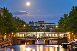 Volle maan Amsterdam met tram sur Dennis van de Water