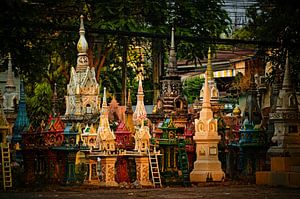 Buddhistischer Tempel mit reich verzierten Bauwerken