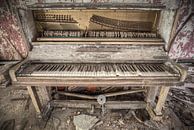 Oude piano in een verlaten hotel van Alexander Bentlage thumbnail