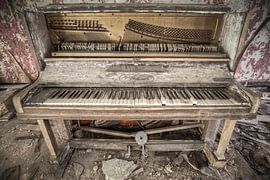 Old piano in an abandoned hotel by Alexander Bentlage