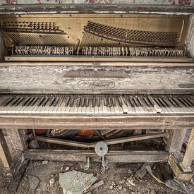 Oude piano in een verlaten hotel van Alexander Bentlage