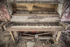 Altes Klavier in einem verlassenen Hotel von Alexander Bentlage