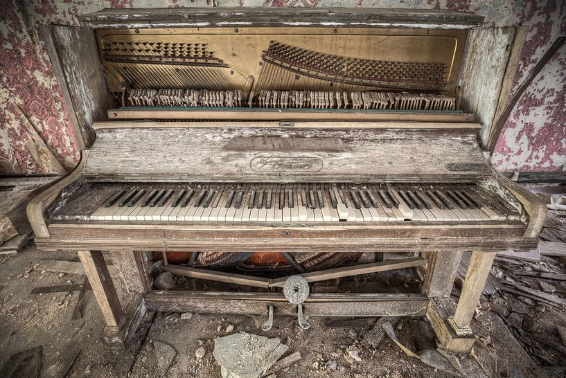 Oude piano in een verlaten hotel van Alexander Bentlage