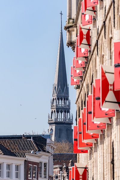 Gouda Fensterläden und der Turm der St. John's Church von Remco-Daniël Gielen Photography
