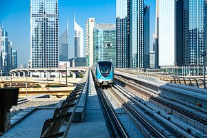 Dubai, trein in de stad van Inge van den Brande