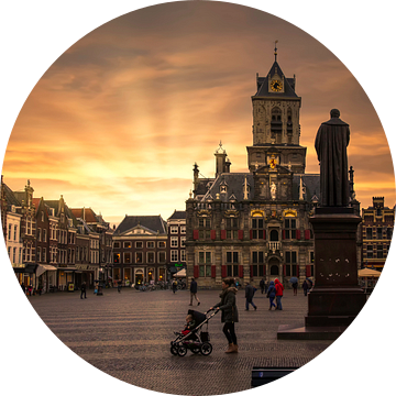 Zonsondergang op het centrale plein en het stadhuis van Delft van Digikhmer