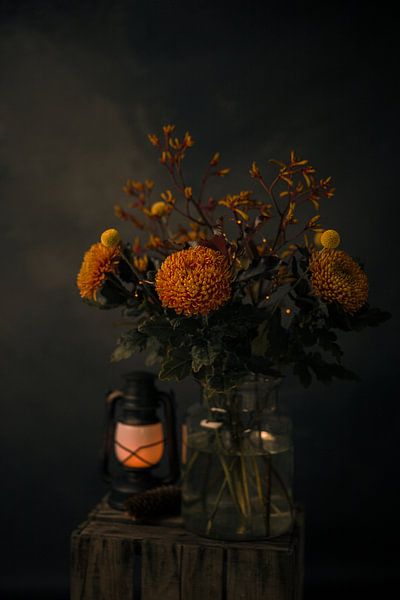 Stilleben eines Herbststraußes und einer Laterne von Mayra Fotografie