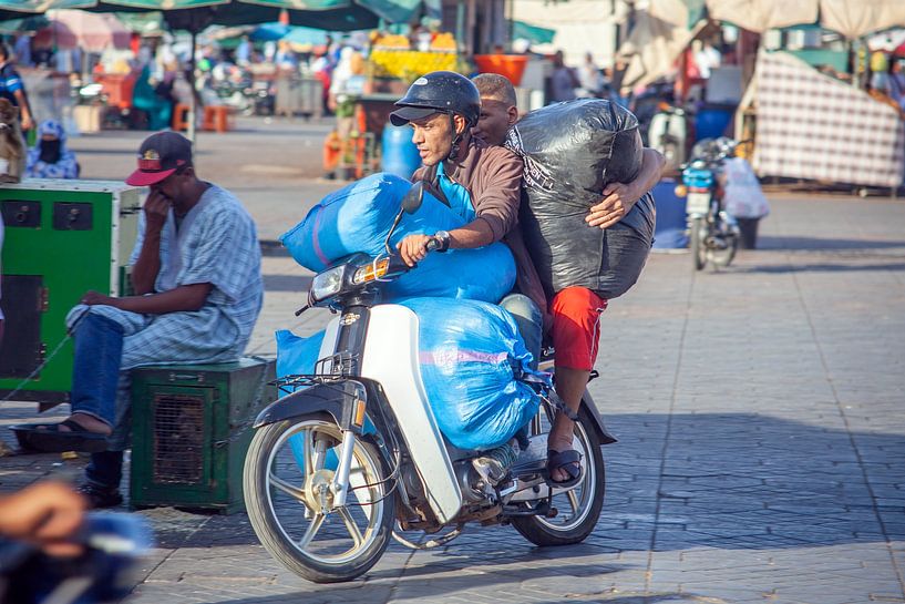 Marrakech - Goederen afleveren op het plein van de gehangenen (Djemaa el Fna) van t.ART