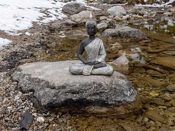 Boeddha op een steen van Christina Bauer Photos