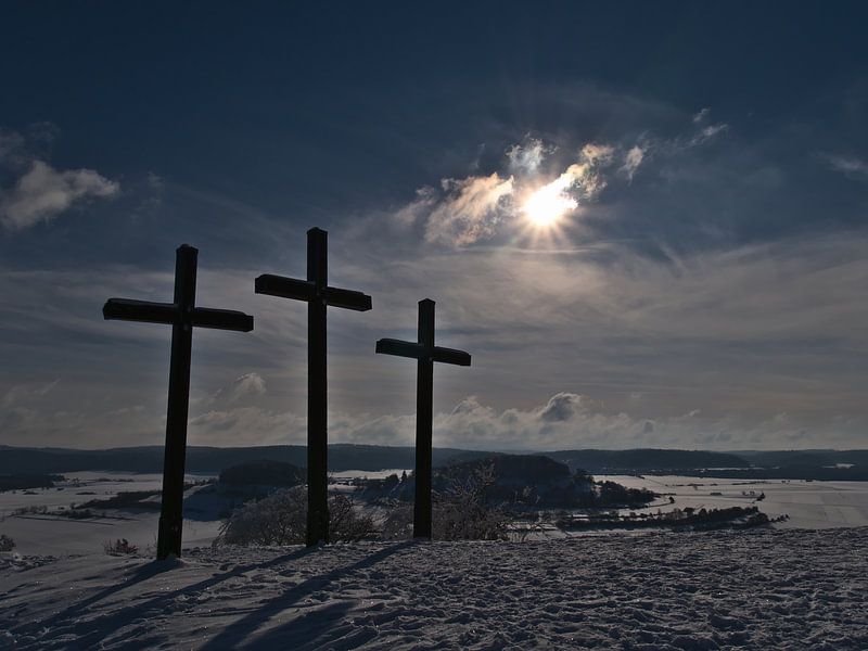 Trois croix religieuses sur le sommet du Kornbühl, Alb souabe en hiver par Timon Schneider