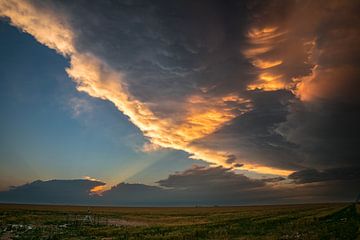 Des rayons de soleil sur l'enclume d'un orage sur Menno van der Haven