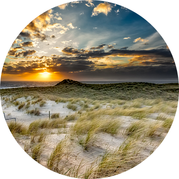 Storm over het duinlandschap met een ondergaande zon van eric van der eijk