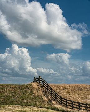 IJsselmeerdijk dans le Gaasterland avec une clôture de séparation près de Mirns sur Harrie Muis