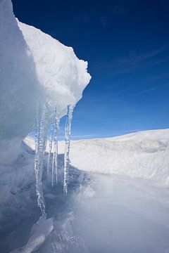Symmetrische ijspegels met ijsrichel en blauwe lucht op het Baikalmeer van Michael Semenov