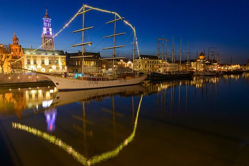 Kampen in de avond met de historische bruine vloot afgemeerd aan de kade