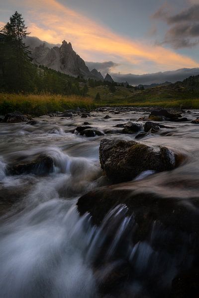 Zonsondergang in Vallée de la Clarée in de Franse Alpen. van Jos Pannekoek