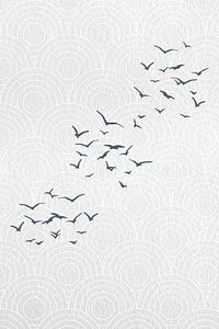 Japandi. Paysage abstrait en gris avec des oiseaux sur un motif japonais en forme d'œil de bœuf sur Dina Dankers