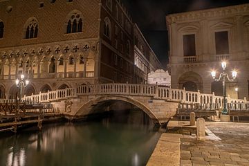 Venedig - Ponte della Paglia und Seufzerbrücke bei Nacht von t.ART