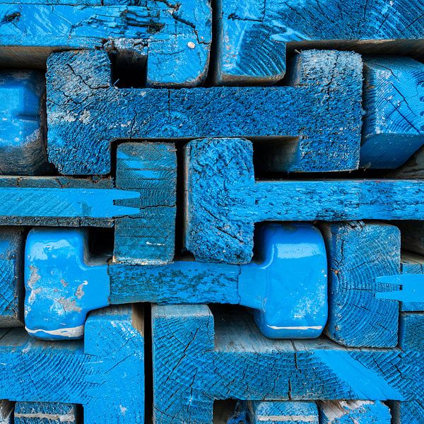 Ritmische blauwe patronen in houten mallen van Eugene Winthagen