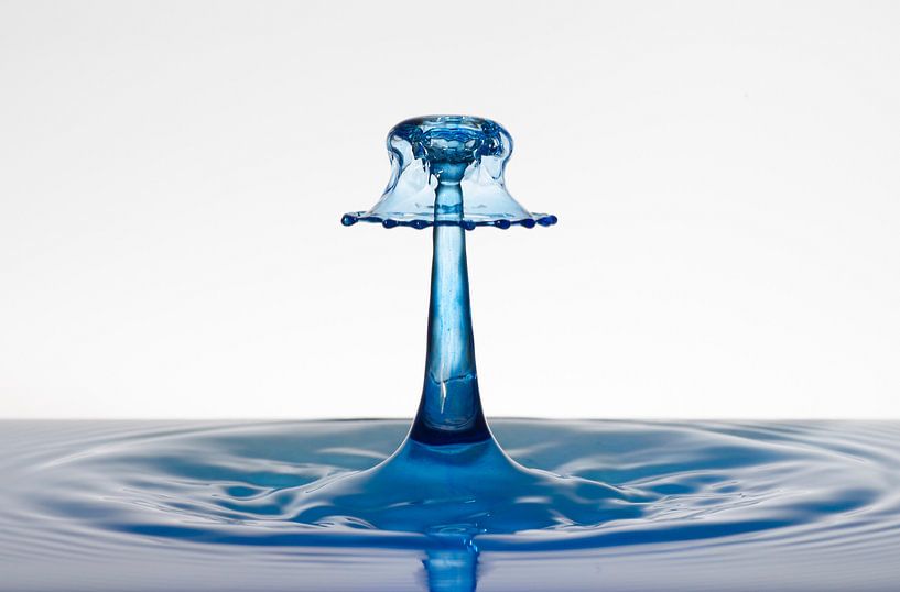 Blauw waterdruppel als een lampenkap van Focco van Eek