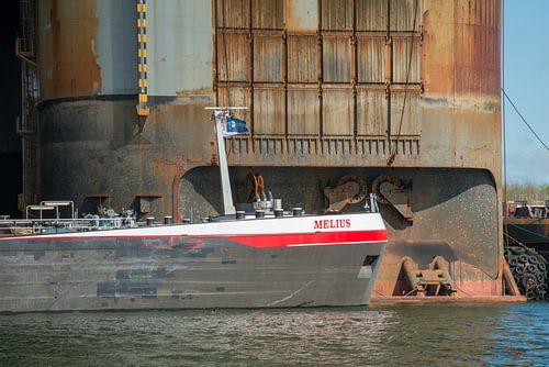 Felgekleurde boeg van een binnenvaartschip