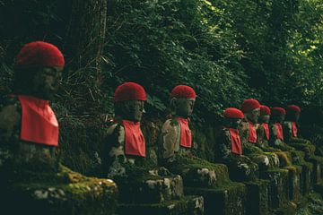 Statues de Bouddha en pierre avec détails rouges à Nikko, Japon sur Nikkie den Dekker | photographe de voyages et de style de vie