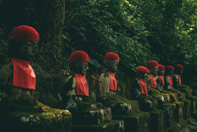 Statues de Bouddha en pierre avec détails rouges à Nikko, Japon par Nikkie den Dekker | photographe de voyages et de style de vie