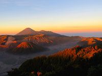 Lever de soleil spectaculaire sur le volcan du Mont Bromo à Java