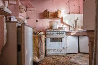 Kleurvol keukentje in een verlaten huisje