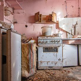 Kleurvol keukentje in een verlaten huisje sur Joeri Van den bremt