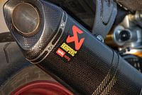 Akrapovic Auspuffkohle an einer Aprilia RSV4RF
