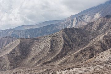 Montagnes rocheuses brunes dans l'Himalaya | Népal