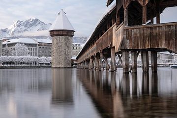 Kapelbrug en Watertoren – Reflectie in de Reuss van José IJedema