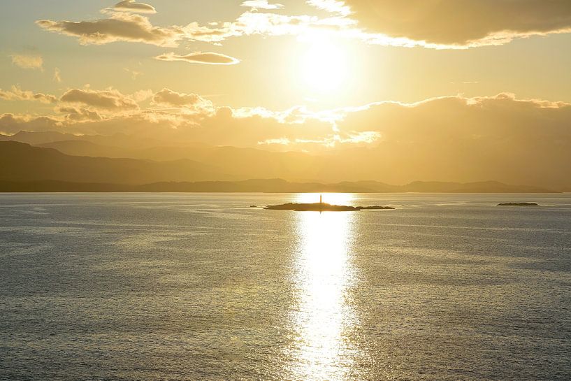 Sunset over the Faro les Éclaireurs lighthouse by Frank's Awesome Travels