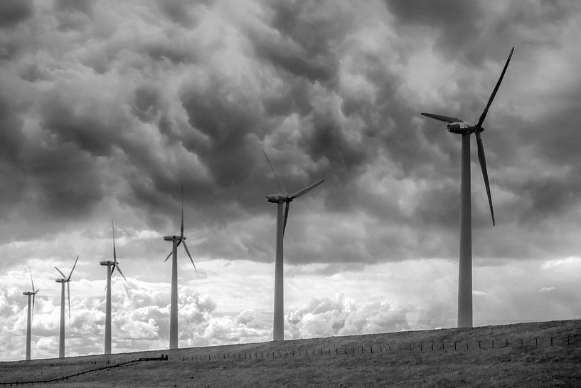 Duistere wolken boven windmolens van Carla Schenk