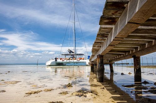 Heldere zee met loopplank naar Catamaran bij Cuba