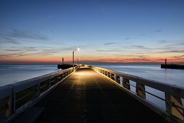 Sunrise on the pier by Rudi Everaert