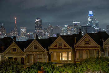 De Painted Ladies bij nacht
