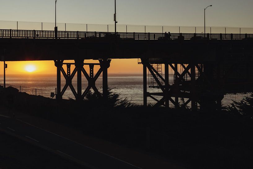 Golden Gate Bridge San Francisco à l'ombre pendant un coucher de soleil | Photographie de voyage Fin par Sanne Dost
