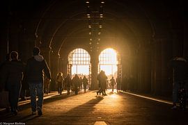 Fahrradtunnel Rijksmuseum Amsterdam mit Sonnenlicht von Margreet Riedstra
