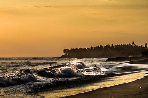 zonsondergang in de golven