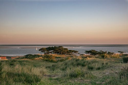 Vue de Terschelling sur un voilier au coucher du soleil