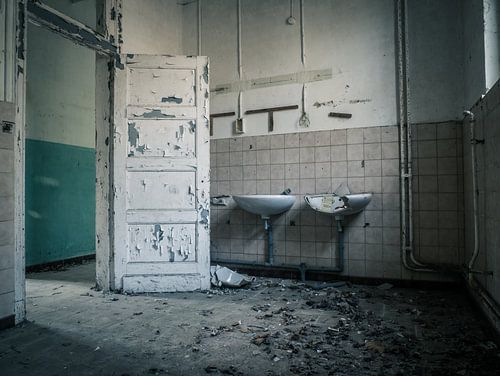Verlaten Pilotenschool, België - Urbex / Verval / Oud / Graffiti / Toilet / Toiletruimte / Wastafel 