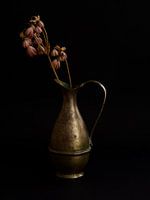 Classic vase with Zeeland Knot against a black background