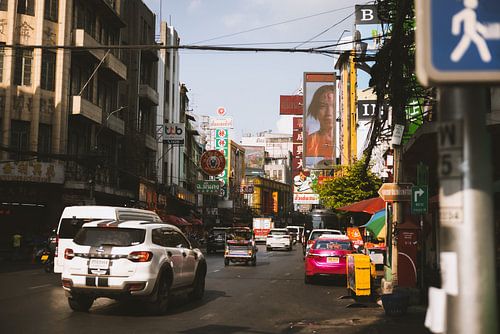 De Reclameborden van Chinatown: Kleurrijke Verhalen van Bangkok