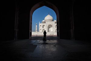 Frau im Schatten vor dem Tai Mahal in Agra Indien