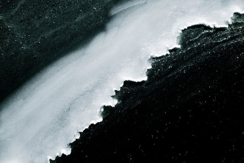 Bord de glace sur eau sombre – abstrait d’hiver vu d’un pont par Brave Toaster Photos