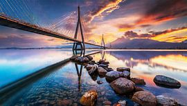 Zee met brug
