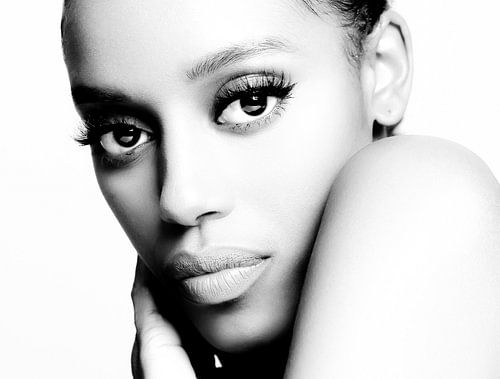 Portret van een Donkere Vrouw in High Key